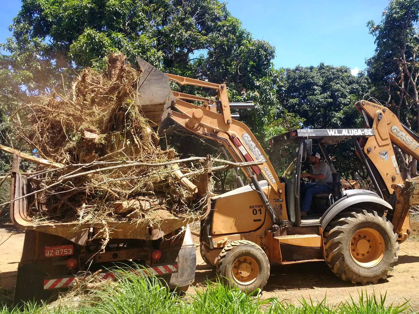 Perfuratriz helicoidal acoplada na retroescavadeira executando estaca escavada